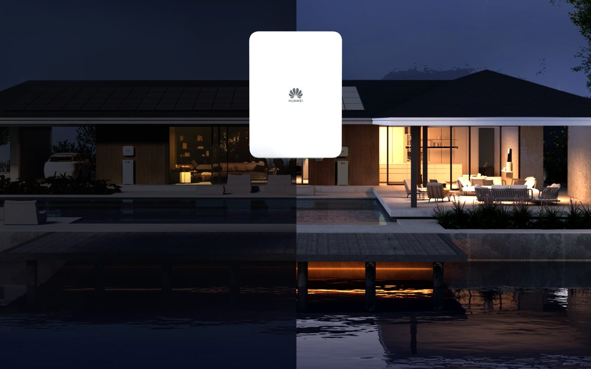 Huawei SmartGuard na tle domu – połowa w ciemności podczas awarii sieci, połowa oświetlona dzięki zasilaniu z magazynu